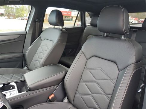 Certified 2025 Volkswagen Atlas Cross Sport SE w/ Panoramic Sunroof Package image 16