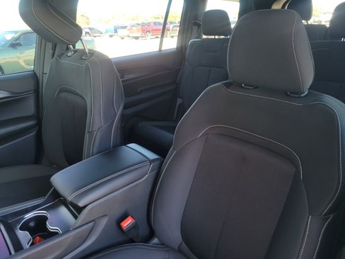 New 2025 Jeep Grand Cherokee L Laredo image 15