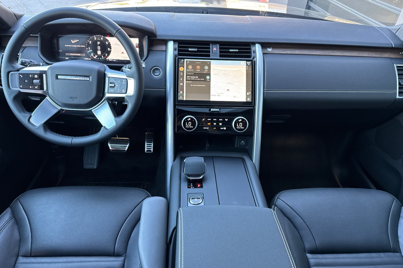 Used 2025 Land Rover Discovery Dynamic SE AWD/4WD image 14