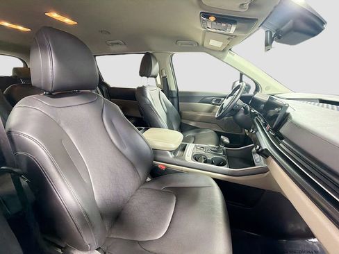 Used 2025 Kia Carnival FWD image 30