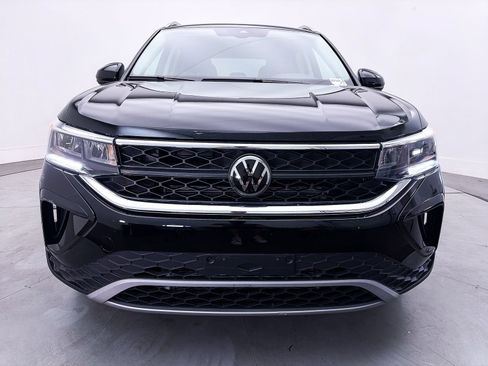 Used 2023 Volkswagen Taos SE w/ Panoramic Sunroof Package FWD image 12