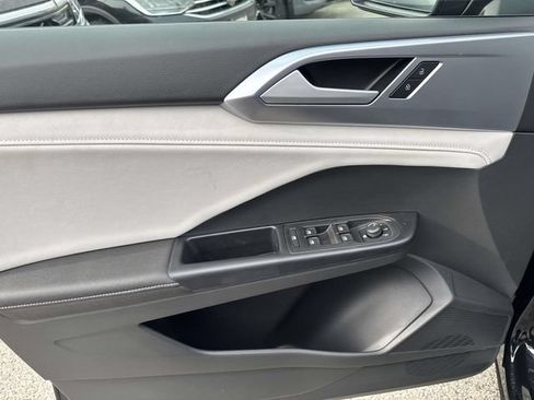 New 2026 Volkswagen Taos SE FWD image 16