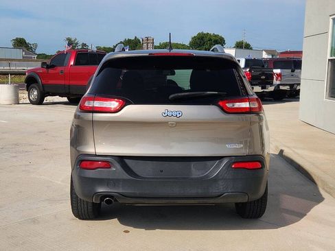 Used 2017 Jeep Cherokee Latitude w/ Comfort & Sound Group FWD image 5