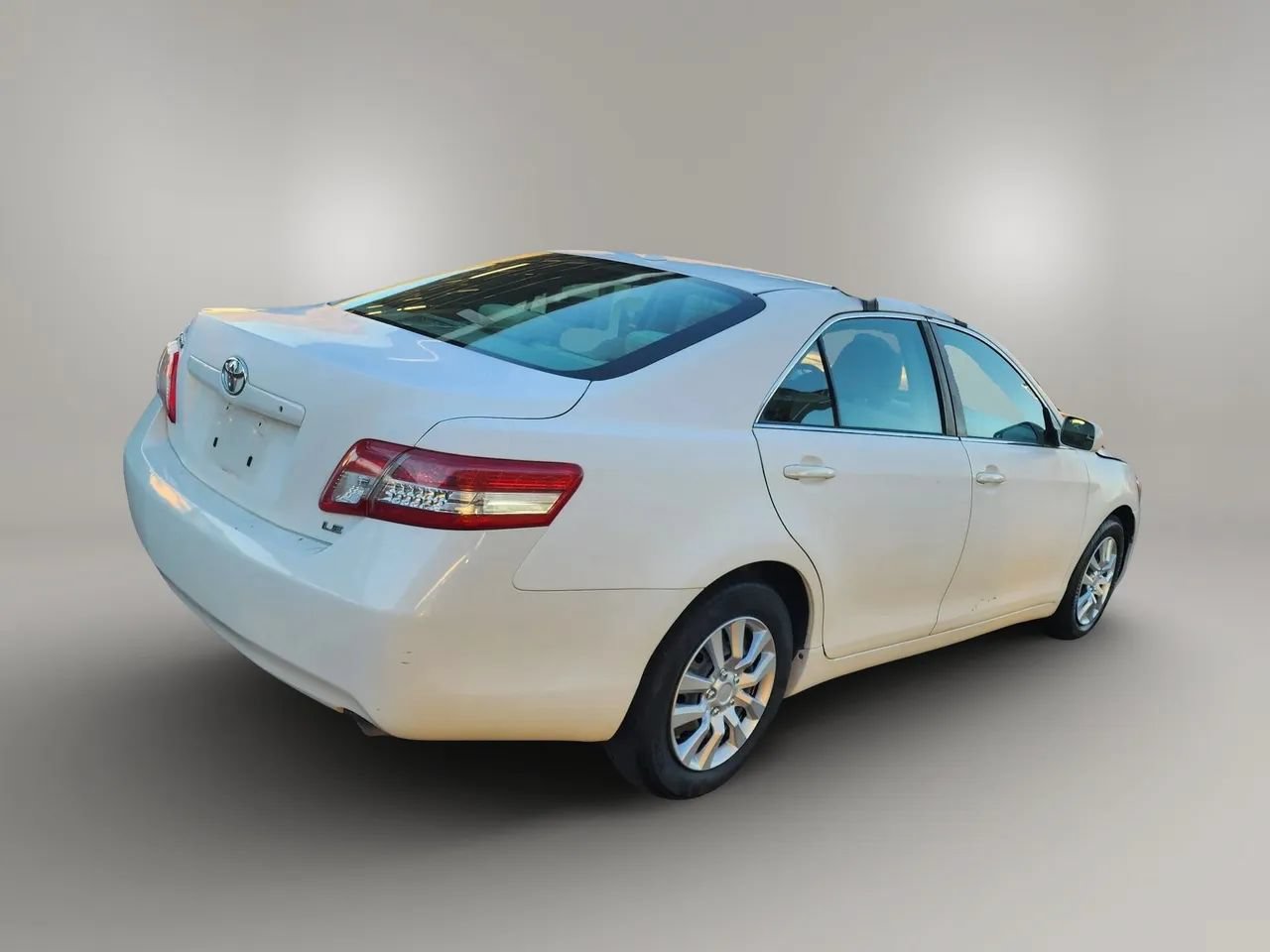 Used 2011 Toyota Camry LE FWD image 3