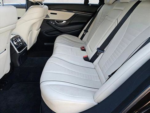 Used 2017 Mercedes-Benz S 550 Sedan image 18