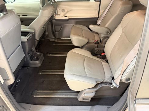 Used 2021 Toyota Sienna Limited image 14