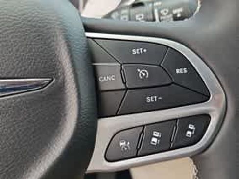 Used 2024 Chrysler Pacifica Touring-L FWD image 30