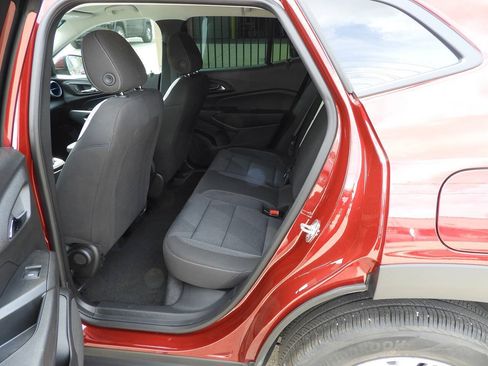 Used 2025 Chevrolet Trax LS w/ LS Convenience Package FWD image 21