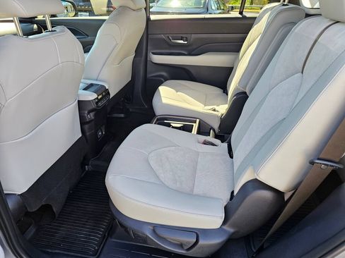 Used 2025 Toyota Grand Highlander AWD Hybrid image 17