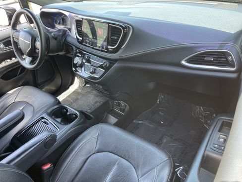 Used 2021 Chrysler Pacifica Touring-L w/ Premium & Safety Sphere Group FWD image 11