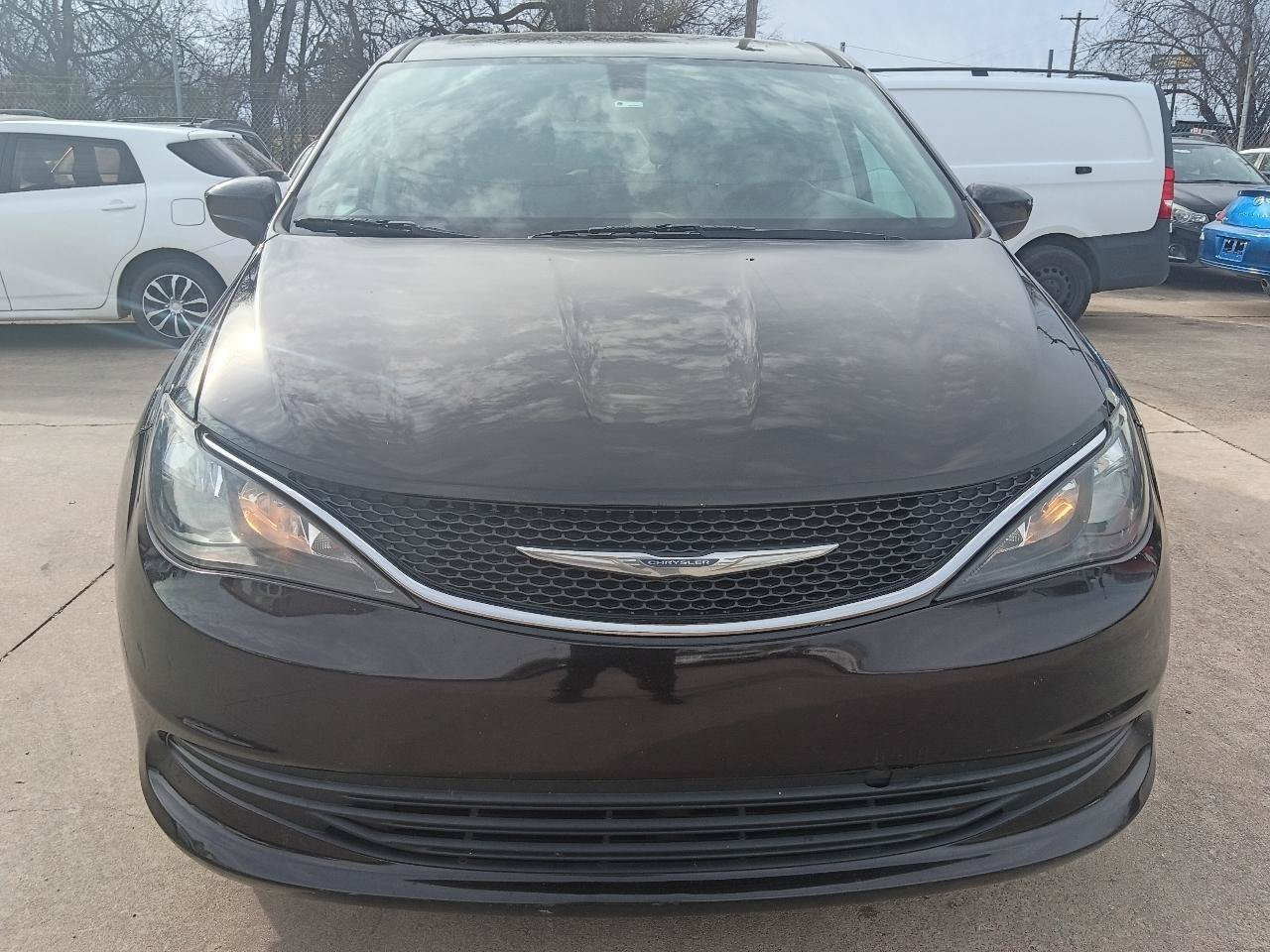 Used 2017 Chrysler Pacifica Touring w/ Tire & Wheel Group FWD image 2
