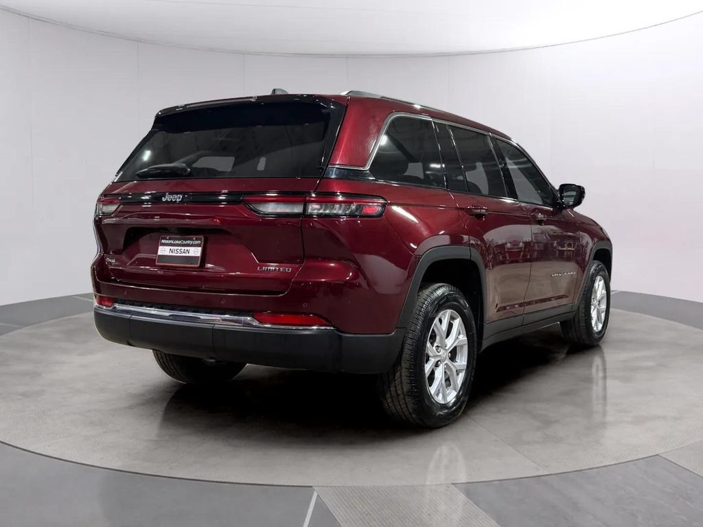 Used 2023 Jeep Grand Cherokee Limited AWD/4WD image 3