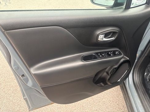Used 2018 Jeep Renegade Altitude AWD/4WD image 17