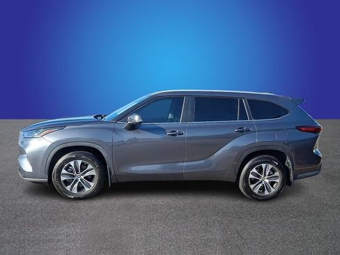Used 2023 Toyota Highlander XLE AWD/4WD image 7