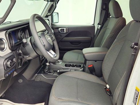 Used 2025 Jeep Wrangler Unlimited Sahara w/ Safety Group image 19