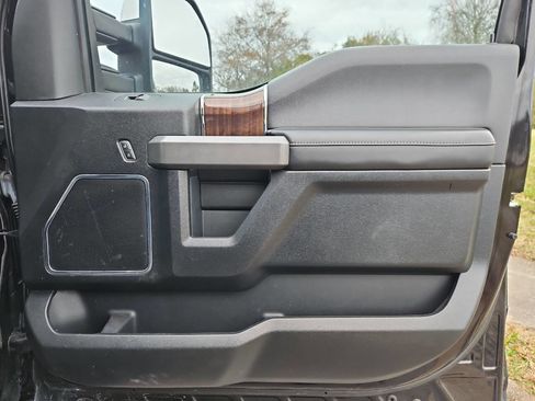 Used 2017 Ford F150 Platinum w/ Equipment Group 701A Luxury image 18