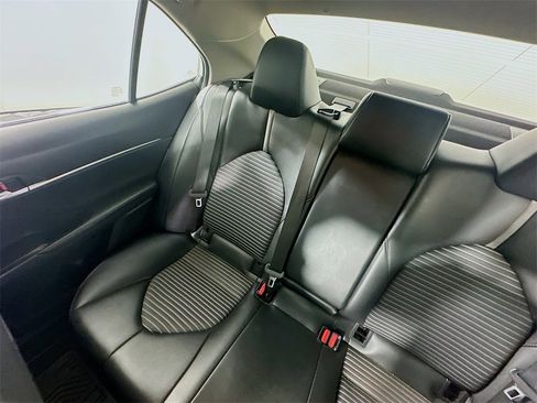 Used 2022 Toyota Camry SE image 12