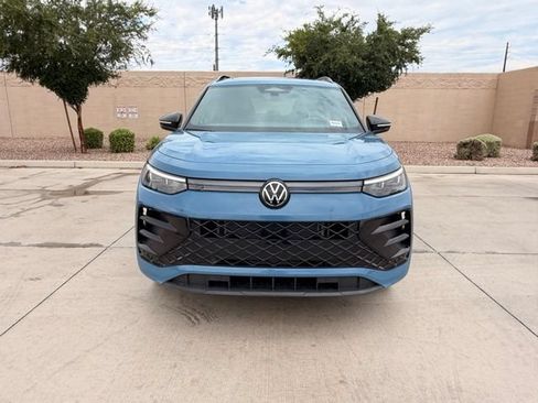 Used 2025 Volkswagen Tiguan SE R-Line AWD/4WD image 3