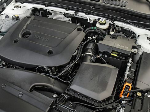 Certified 2026 Volvo XC40 B5 Plus AWD/4WD image 28