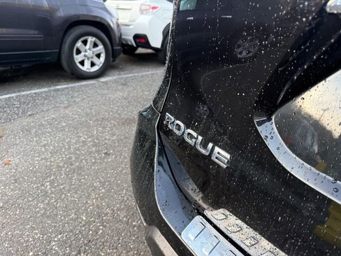 Used 2017 Nissan Rogue SV w/ Midnight Edition image 9