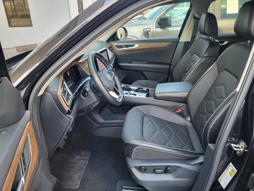 Used 2025 Volkswagen Atlas SE FWD image 11