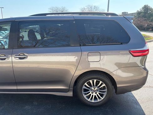 Used 2020 Toyota Sienna XLE w/ XLE Navigation Package image 10