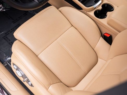 Certified 2026 Porsche Macan AWD/4WD image 16