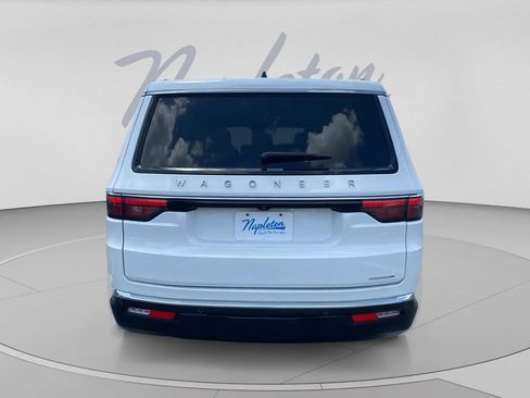 Used 2024 Jeep Wagoneer Series II w/ Flexible Seating Group RWD image 8