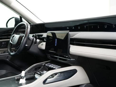 Used 2025 Lincoln Nautilus Premier AWD/4WD image 30