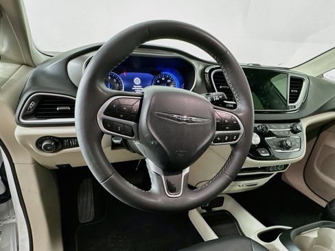 Used 2024 Chrysler Pacifica Touring-L FWD image 12