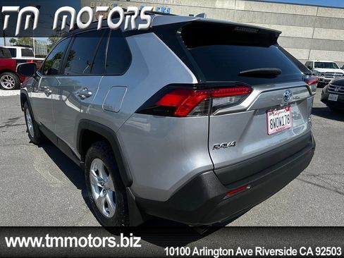 Used 2021 Toyota RAV4 XLE AWD/4WD image 4