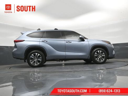 Used 2022 Toyota Highlander XLE AWD/4WD image 44
