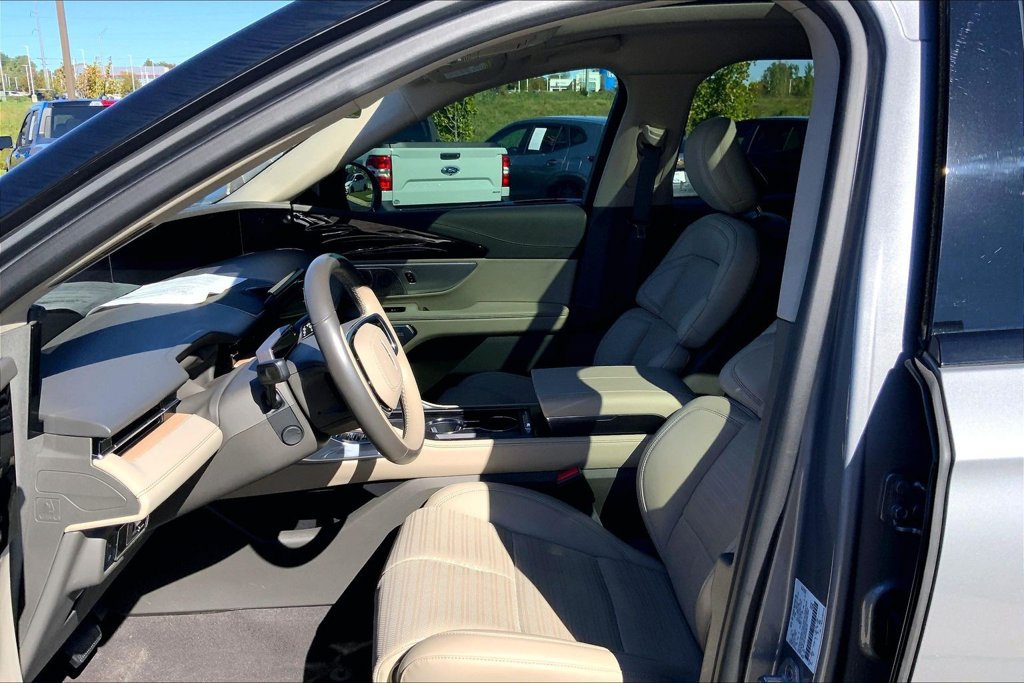 Used 2025 Lincoln Nautilus Reserve AWD/4WD image 9