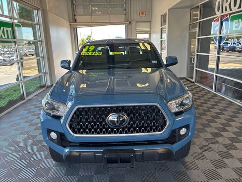 Used 2019 Toyota Tacoma TRD Off-Road AWD/4WD image 2