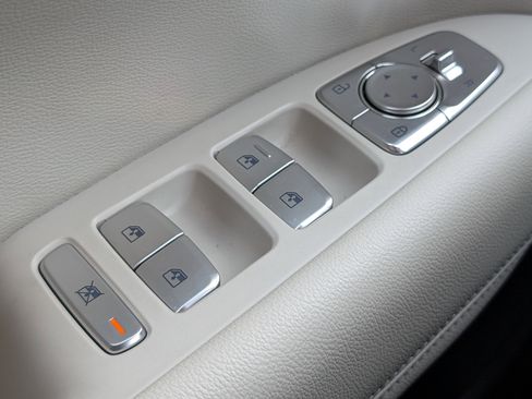 Used 2025 Genesis G70 2.5T image 21