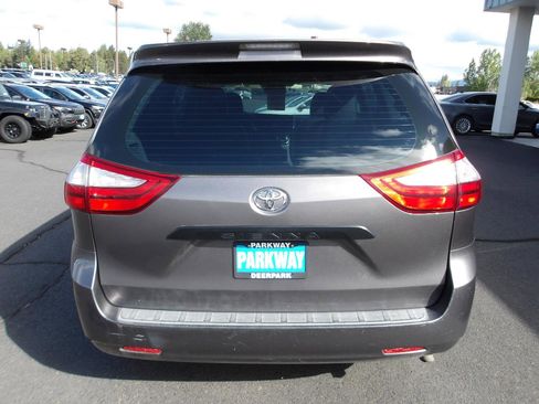 Used 2015 Toyota Sienna L FWD image 4