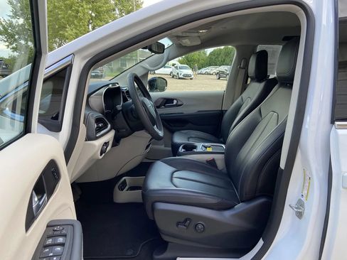 Used 2024 Chrysler Pacifica Touring-L AWD/4WD image 11