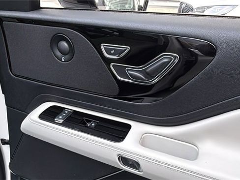 New 2026 Lincoln Aviator AWD image 9