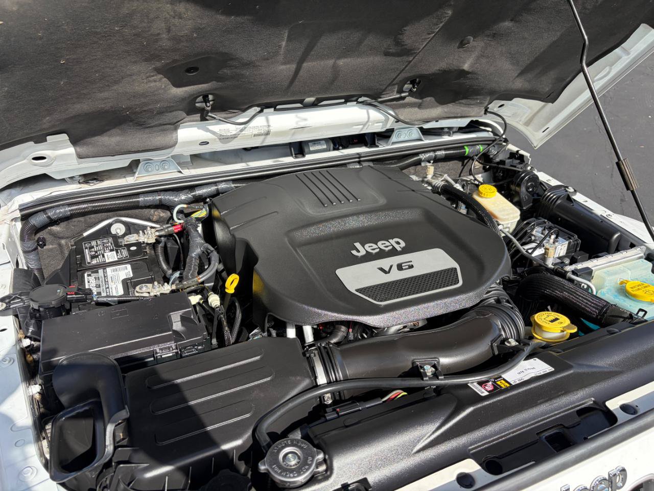 Used 2016 Jeep Wrangler Unlimited Sahara w/ Connectivity Group AWD/4WD image 19