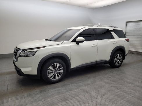 Used 2023 Nissan Pathfinder SL FWD image 2