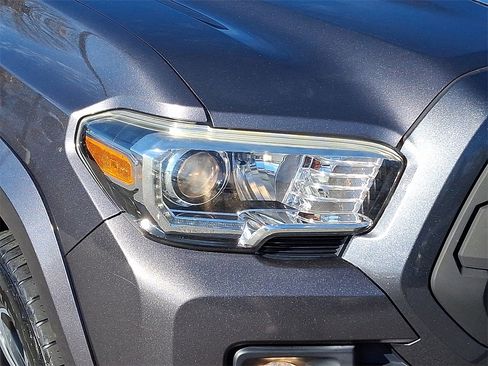 Used 2018 Toyota Tacoma TRD Sport image 9