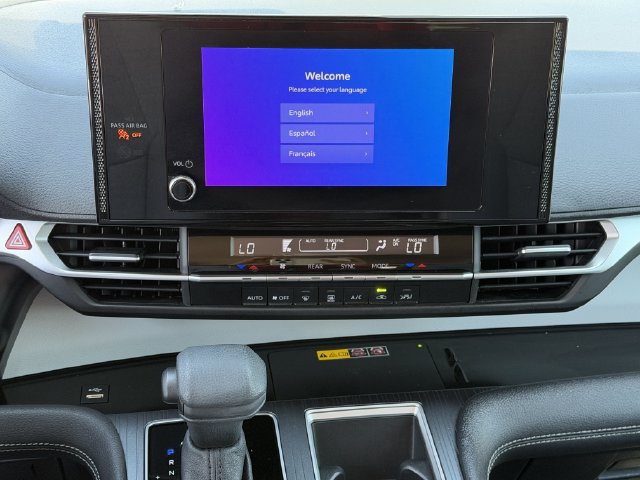 Used 2025 Toyota Sienna LE FWD image 16