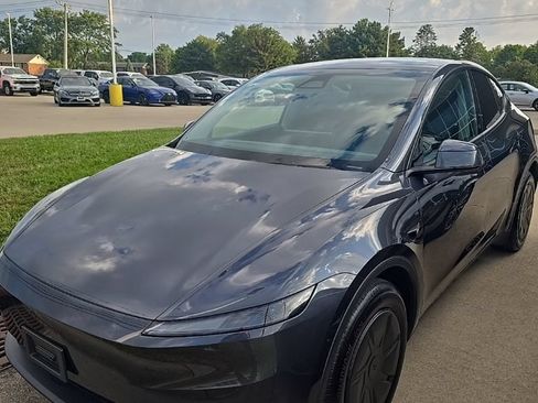 Used 2026 Tesla Model Y AWD image 1