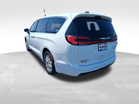 Used 2024 Chrysler Pacifica Touring-L FWD image 8