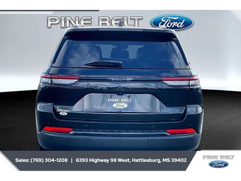 Used 2022 Jeep Grand Cherokee Altitude AWD/4WD image 4