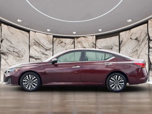 Used 2025 Nissan Altima 2.5 SV FWD image 9