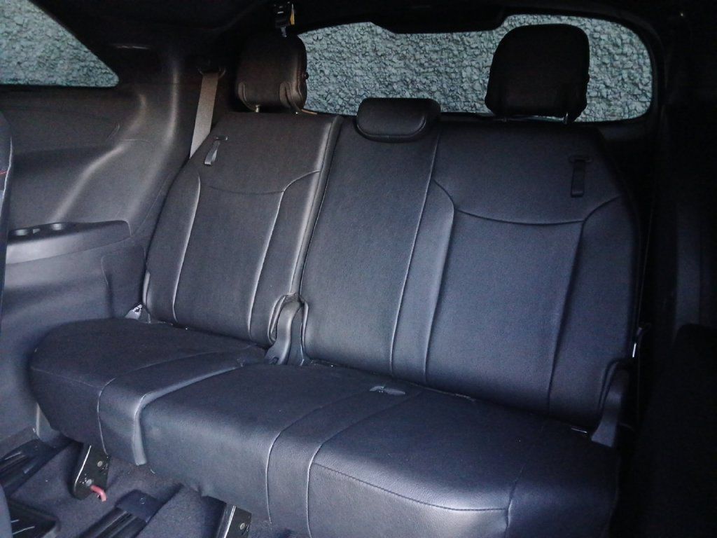 Used 2025 Toyota Sienna XSE w/ XSE Premium Package AWD/4WD image 5