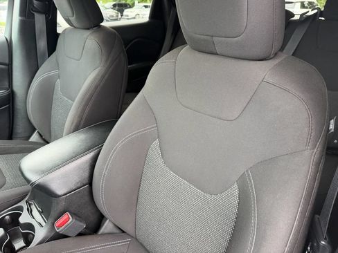 Used 2019 Jeep Cherokee Latitude w/ Popular Appearance Group FWD image 13