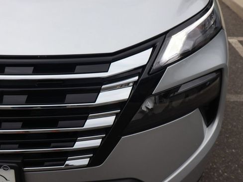 Certified 2025 Nissan Rogue SV AWD/4WD image 13