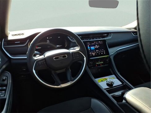 Used 2025 Jeep Grand Cherokee Altitude image 11